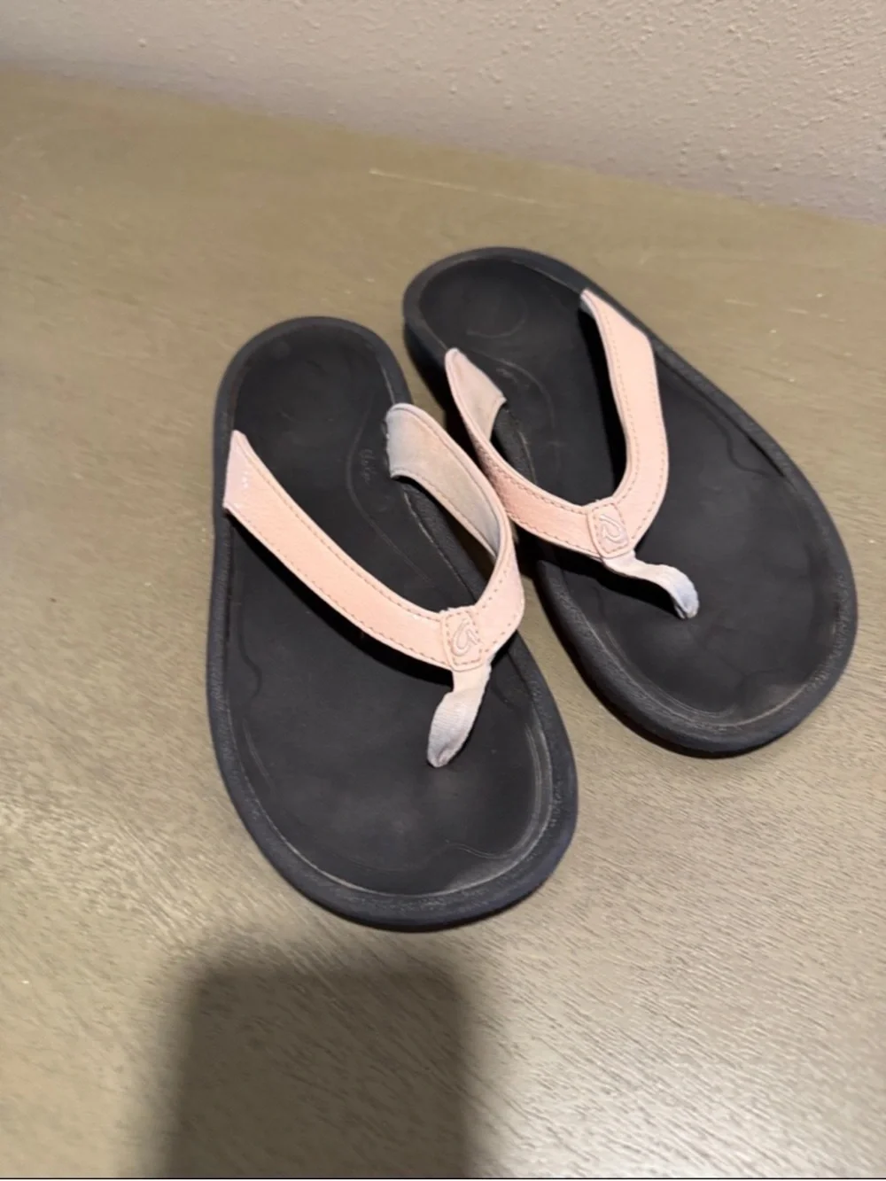 OluKai Women's Pink and Black Leather Thong Sandals 9 - Picture 3 of 9